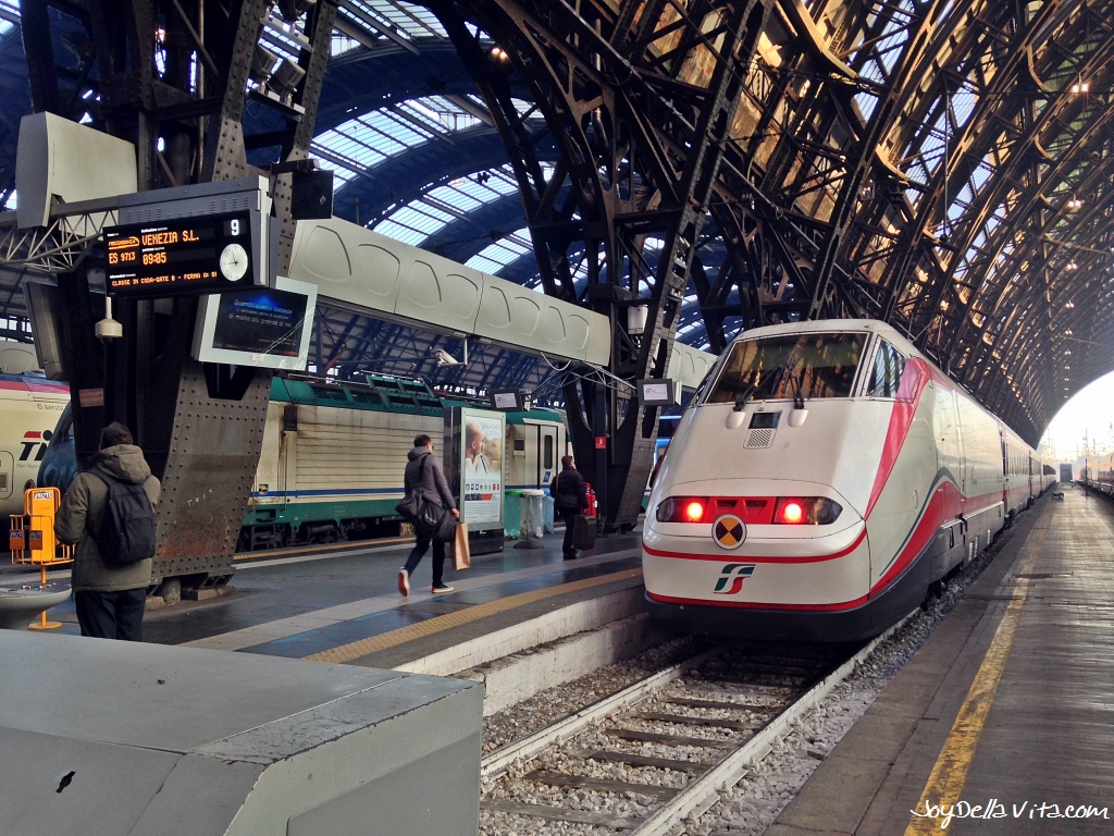 Frecciabianca E.414 train in Milano Centrale