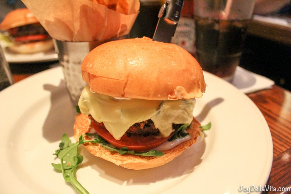 Veggie Cauliflower Burger Hard Rock Cafe Barcelona Travelblog JoyDellaVita