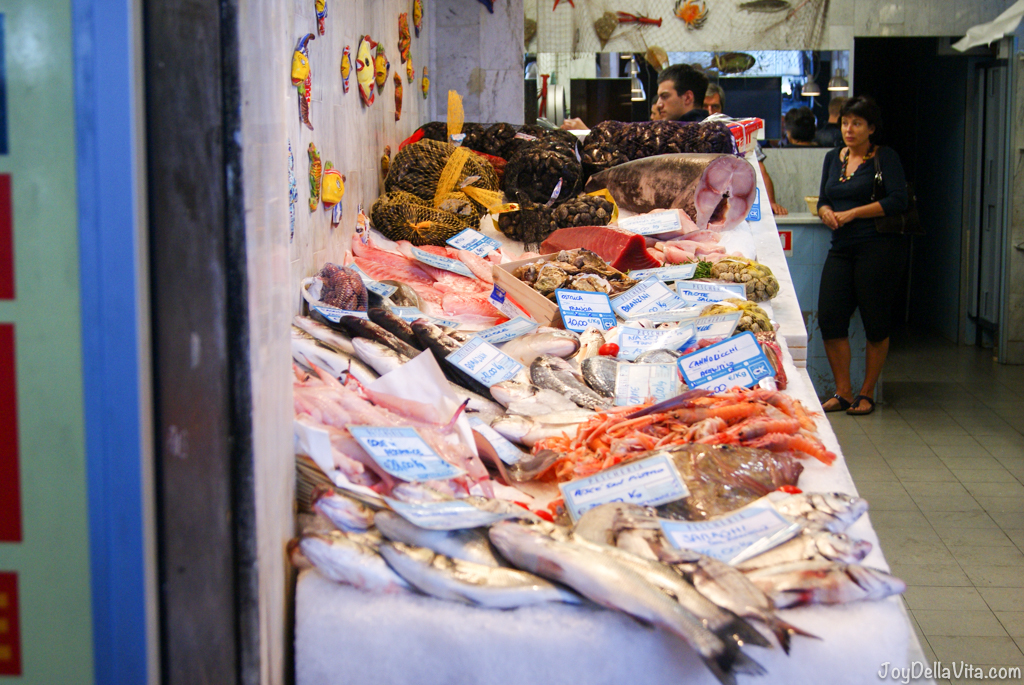 Tips for haggling at a market in Italy - Fish market in Genoa - Travelblog JoyDellaVita.com