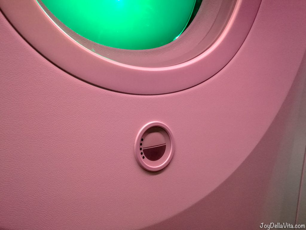How to adjust the dimming window of the Boeing 787-900 Dreamliner