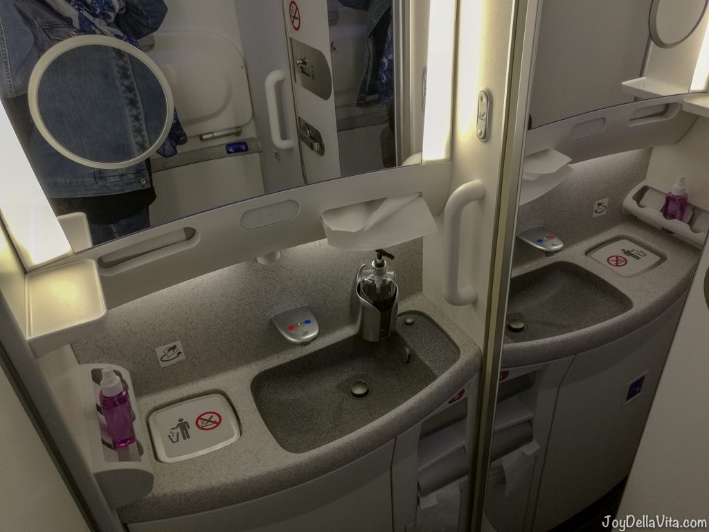Qatar Airways Boeing 787 Dreamliner Economy Class Bathroom
