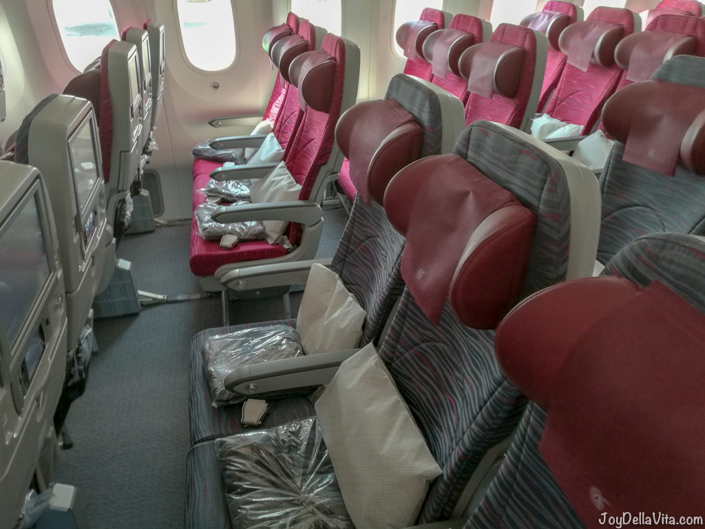 Qatar Airways Boeing 787 Dreamliner Economy Class Munich Doha Travelblog JoyDellaVita