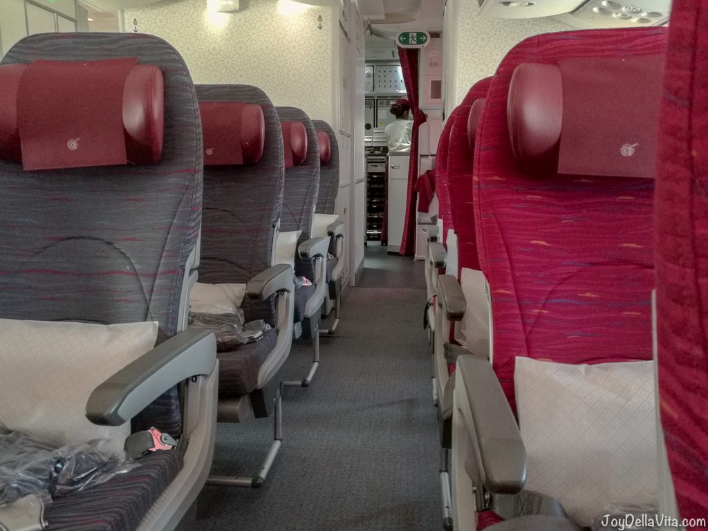 Qatar Airways Boeing 787 Dreamliner Economy Class Seats and Galley (kitchen)