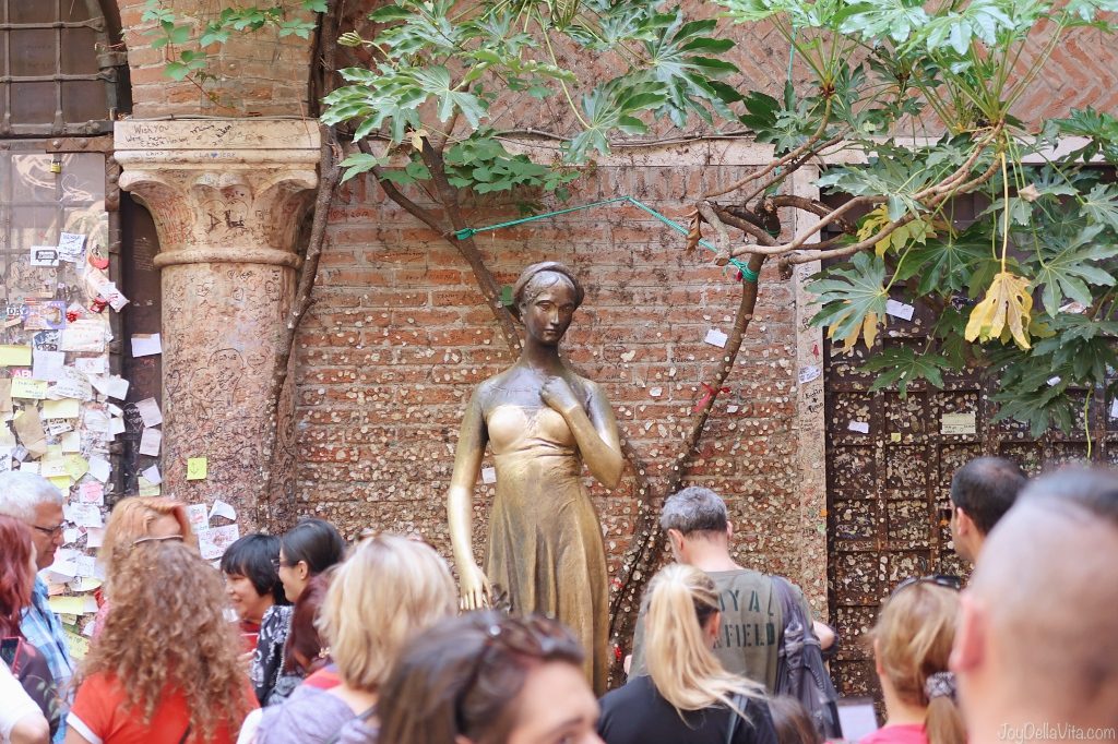 rub the breast of Juliet at Casa di Giulietta, for luck