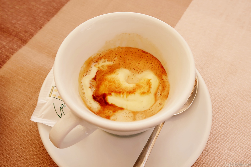 How to order Coffee with ice cream in Italy – Caffé con pallina di gelato