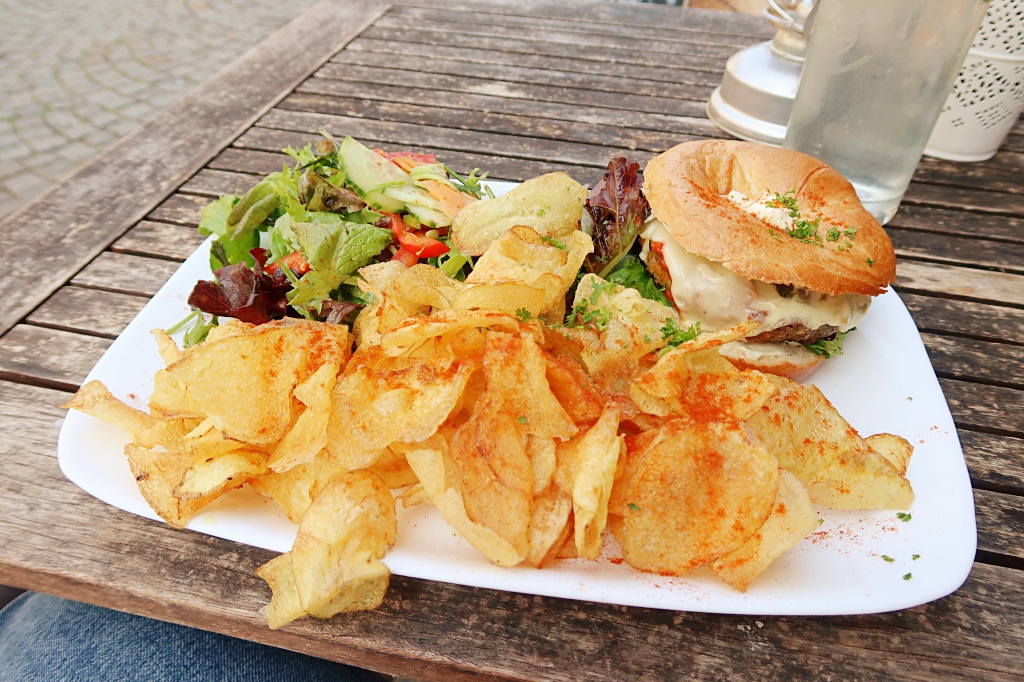 Grossstadt Lindau Chips Bagel Salad Vegetarian Vegan Lunch