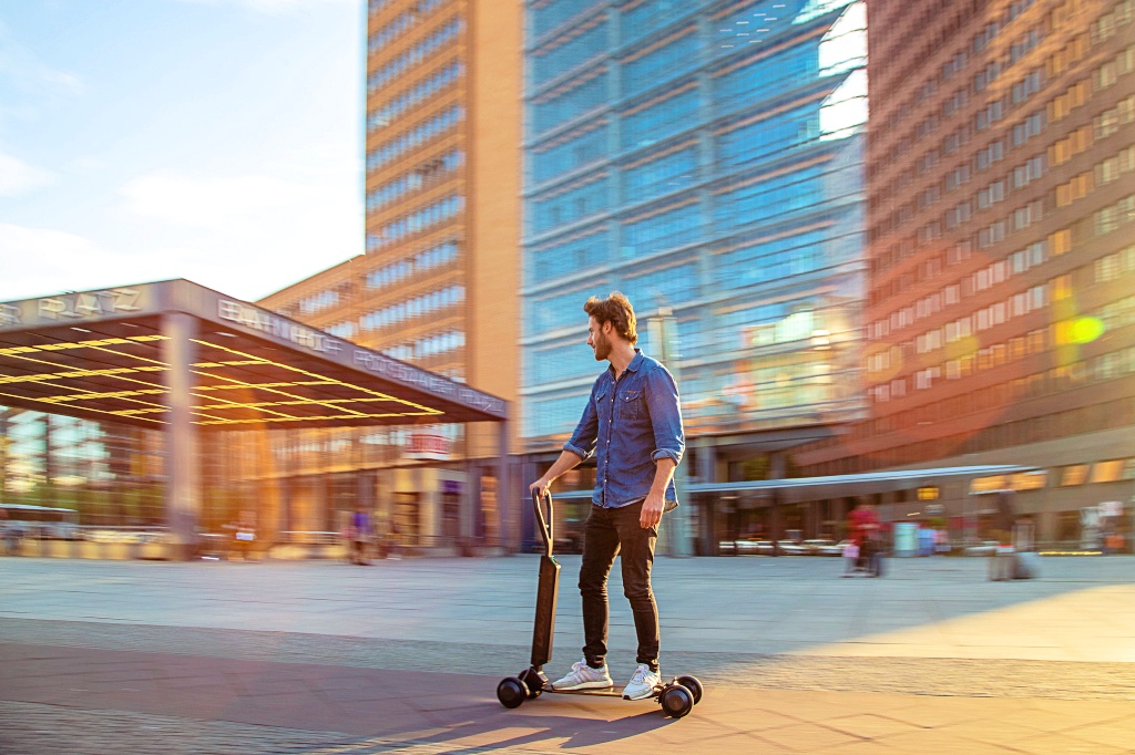 Urban Mobility in a Smart City: Audi e-tron scooter combines e-scooter & skateboard