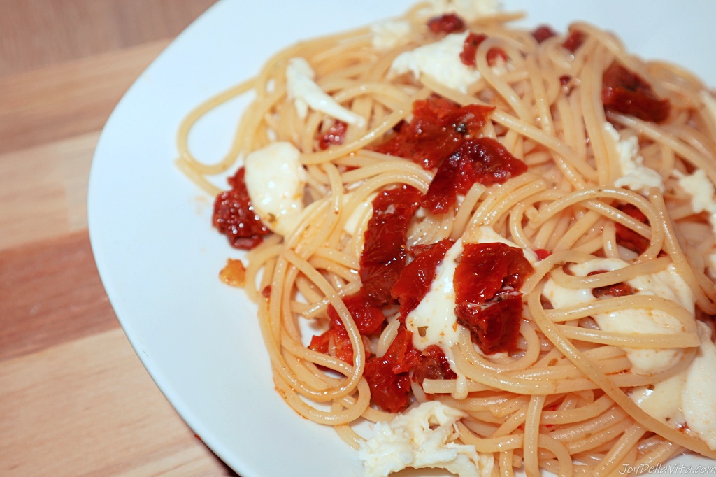 Spaghetti with dried tomatoes and mozzarella – Recipe