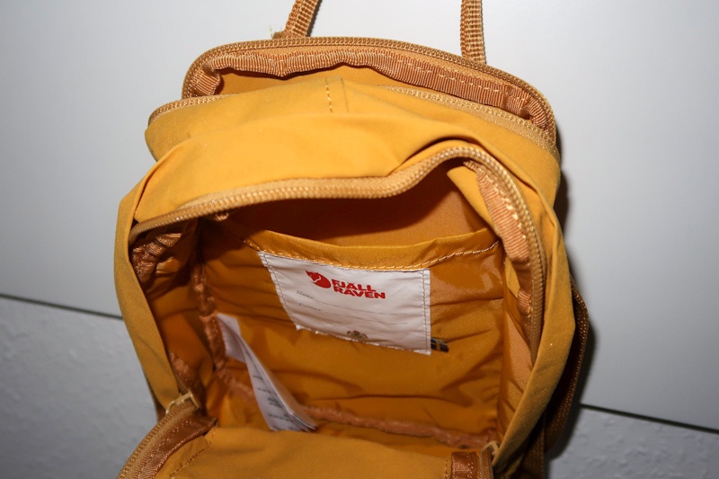a look inside the 2.5 L small Kanken Sling bag