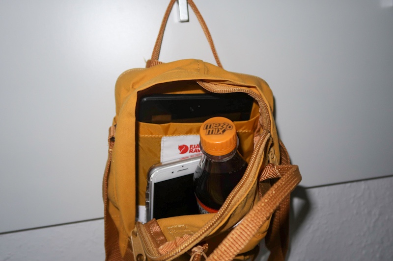 inside a fully packed fjallraven Kanken sling - 0,33 L bottle, smartphone and 7 inch fire tab