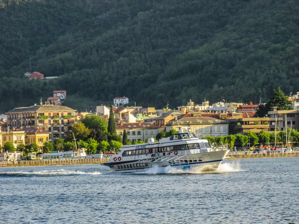 Hydrofoil Boat Aliscafo Voloire on Lake Como departing Como (incl Video)