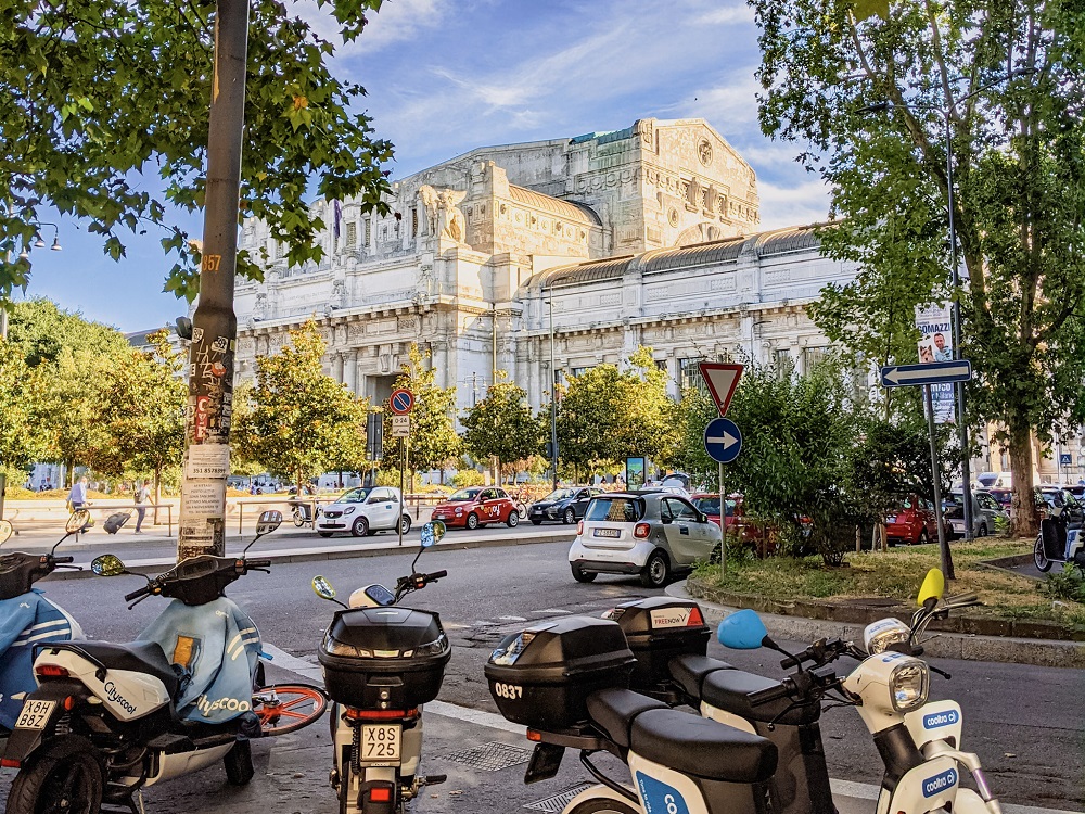 Supermarkets and shopping near Milan Centrale train station