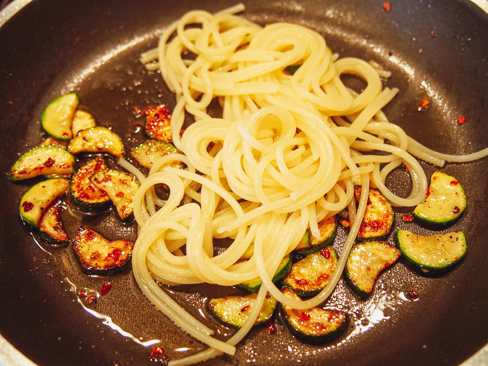 spicy, vegan Spaghetti alla Nerano with fried zucchini – RECIPE