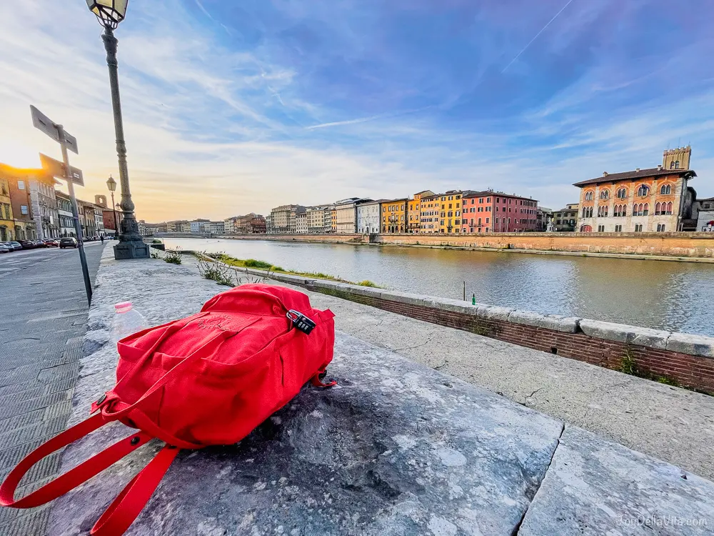 one week best travel backpack fjallraven kanken red joydellavita