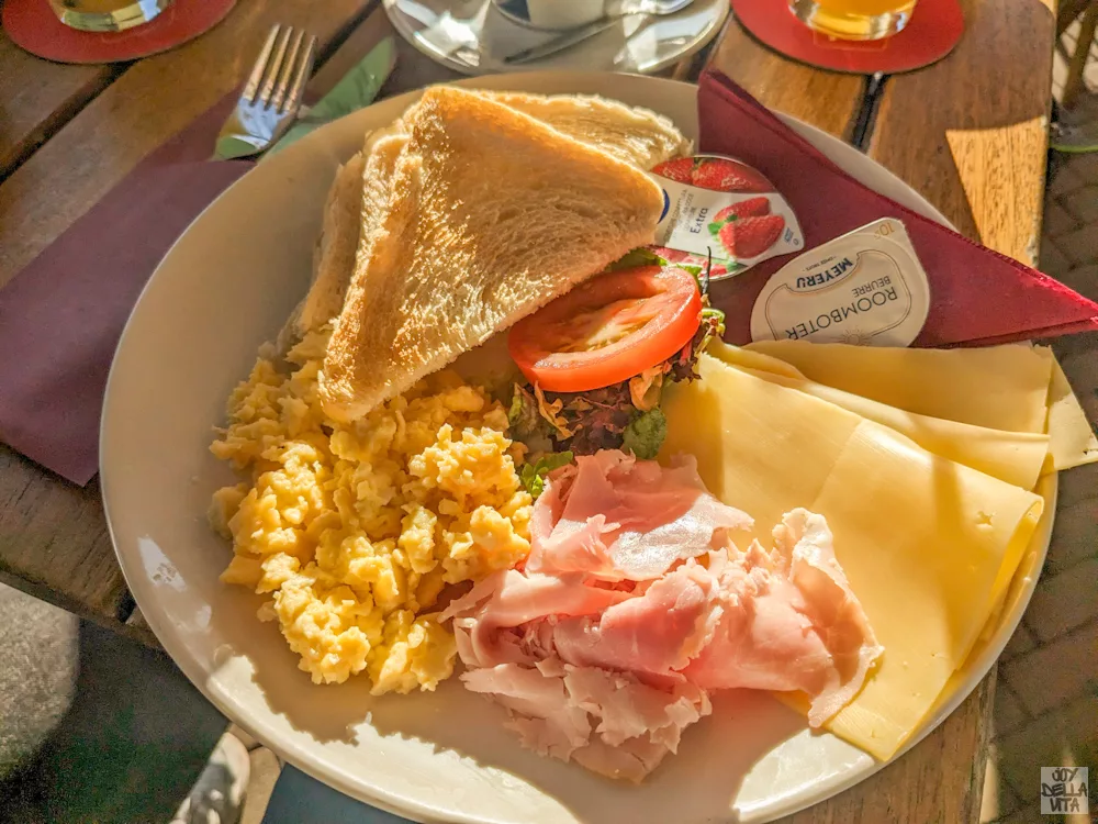 “ontbijt breakfast I” for 9,50 € with fresh orange juice with a coffee or tea, served with scrambled eggs, ham, cheese and toast with jam and butter