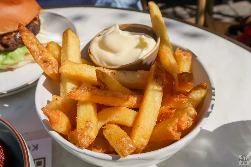 Fries with mayo dip