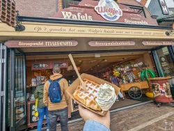 No Stroopwafel but Hot Waffle in Volendam – Woltjes Review